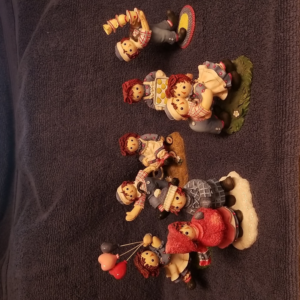 Set of 6 Raggedy Ann & Andy figurines.